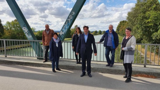 Sechs Personen stehen mit Abstand auf einer Brücke über den Mittellandkanal