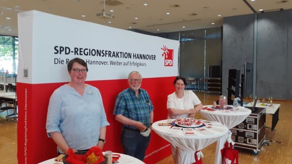 Drei SPD-Regionsabgeordnete stehen am Tag der Offenen Tür am Stand der SPD-Regionsfraktion Hannover