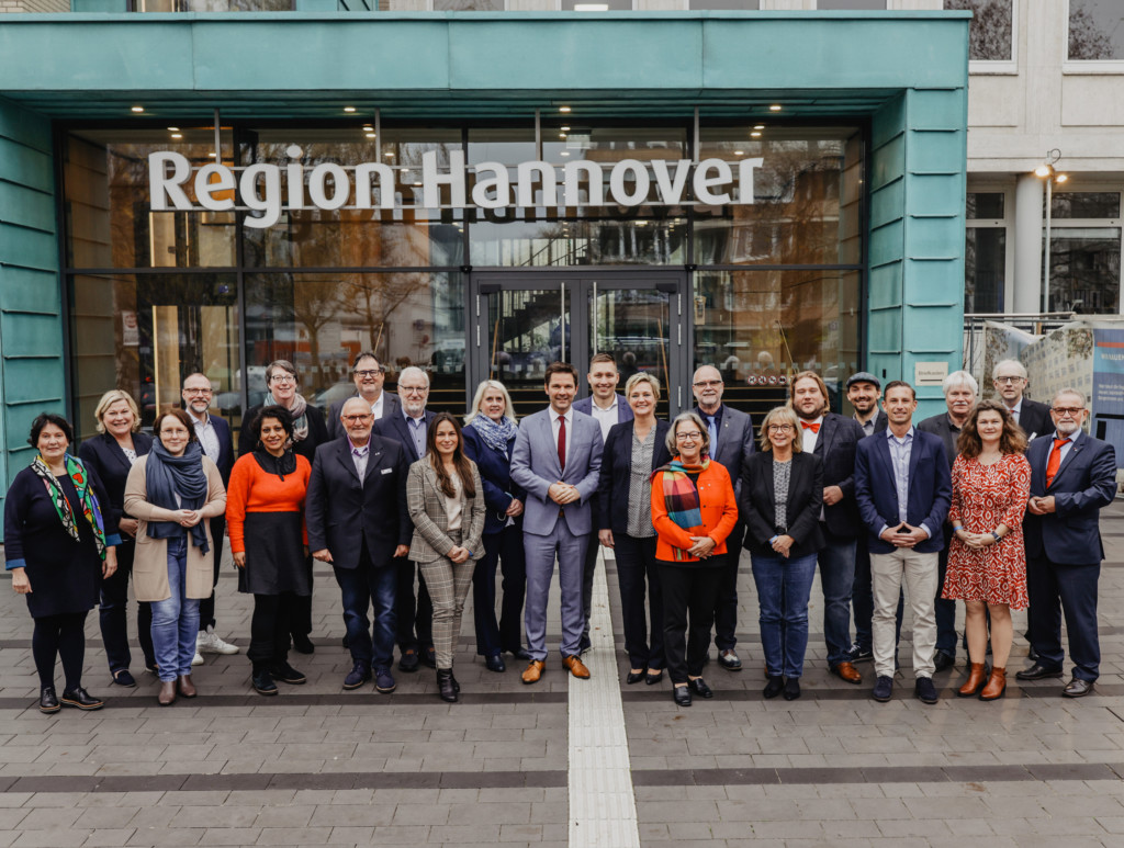 Die Mitglieder der SPD-Regionsfraktion Hannover stehen vor dem Regionshaus