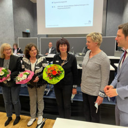 Die neugewählten stellvertretenden Regionspräsidentinnen (v.l.): Petra Rudszuck (SPD), Michaela Michalowitz (Gruppe CDU/FDP) und Ute Lamla (Bündnis 90/Die Grünen) mit der neuen Regionsvorsitzenden Christina Schlicker und dem Regionspräsidenten Steffen Krach