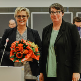 Silke Gardlo gratuliert Christina Schlicker zur Wahl als Regionsvorsitzende
