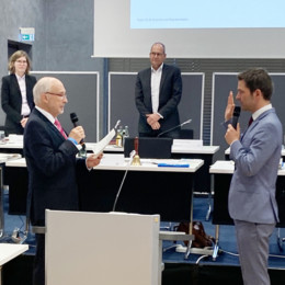 Der Ältestenpräsident Klaus Nagel nimmt Steffen Krach den Amtseid ab.
