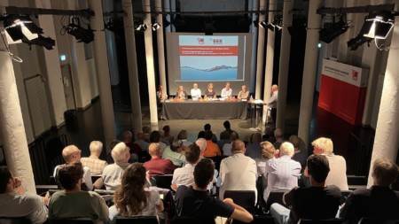 Blick auf das Podium der Veranstaltung "Wasserknappheit - Was ist zu tun!? Lösungsansätze für ein nachhaltiges Wassermanagement in der Region Hannover" der SPD-Regionsfraktion Hannover