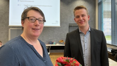 Das neue Fraktionsmitglied Jonas Farwig bekommt von der Fraktionsvorsitzenden Silke Gardlo einen Blumenstrauß überreicht.