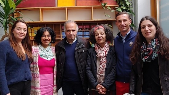 Die integrationspolitische Sprecherin Parisa Hussein-Nejad (2. v. l.) und der sozialpolitische Sprecher Angelo Alter (2. v. r.) mit den Mitarbeitenden von kargah.