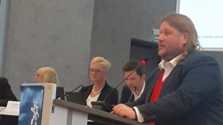 Frank Straßburger, verkehrspolitischer Sprecher der SPD-Regionsfraktion, bei seiner Rede in der Regionsversammlung