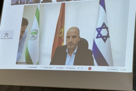 Nitzan Peleg, Landrat der Partnerregion Unter-Galiläa, wurde zu Beginn der Regionsversammlung per Video zugeschaltet.