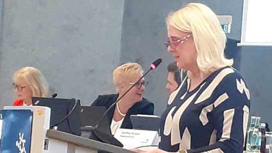 Die SPD-Regionsabgeordnete und Mitglied des Kuratoriums der Hörregion Hannover, Cornelia Busch, bei ihrer Rede zur Hörregion in der Regionsversammlung