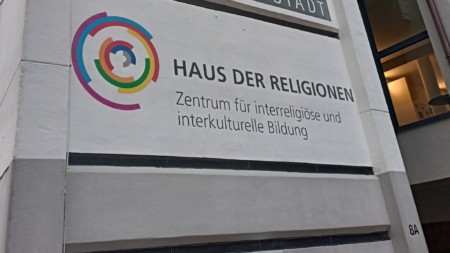 Die Beschriftung im Eingangsbereich: Haus der Religionen - Zentrum für interreligiöse und interkulturelle Bildung