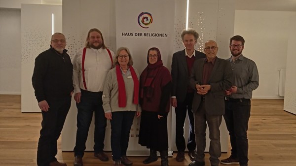 Die Besuchergruppe der SPD-Regionsfraktion mit dem Team des Hauses der Religionen im Ausstellungsraum